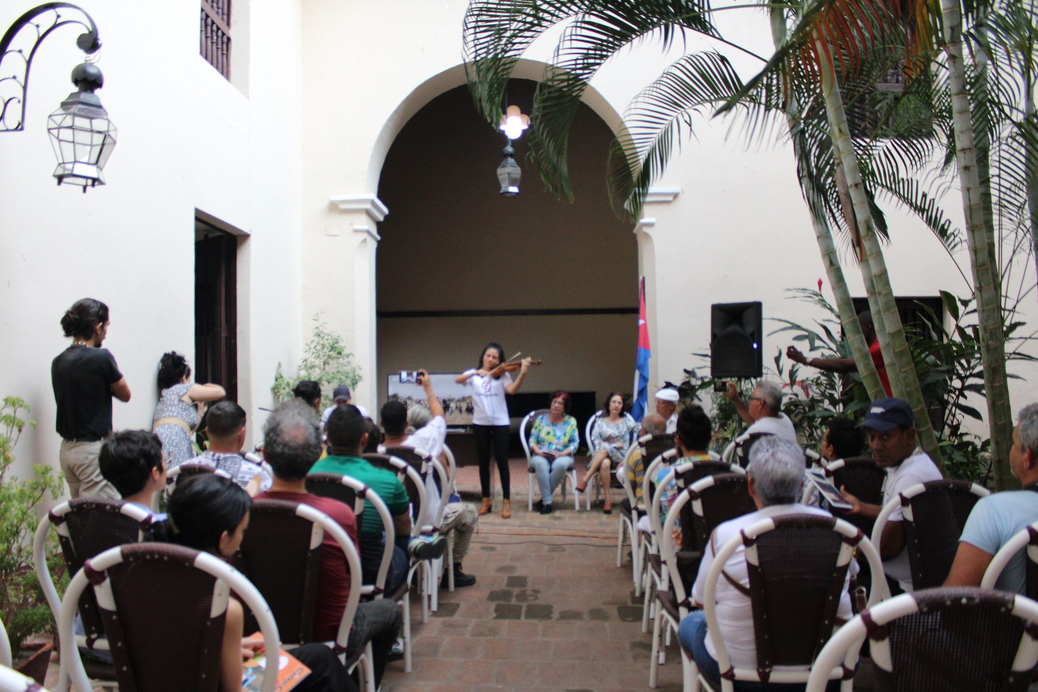 Como parte de la presentación del libro en la Casa Natal de Ignacio Agramonte, el Dúo Confluencias interpretó una versión a piano y violín de El Mayor, canción de Silvio Rodríguez.
