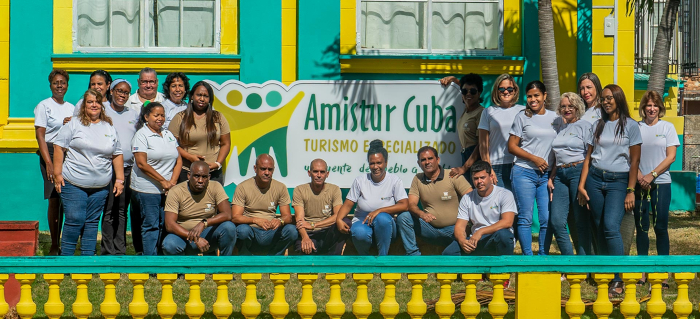 Unir pueblos y conocer Cuba con Amistur