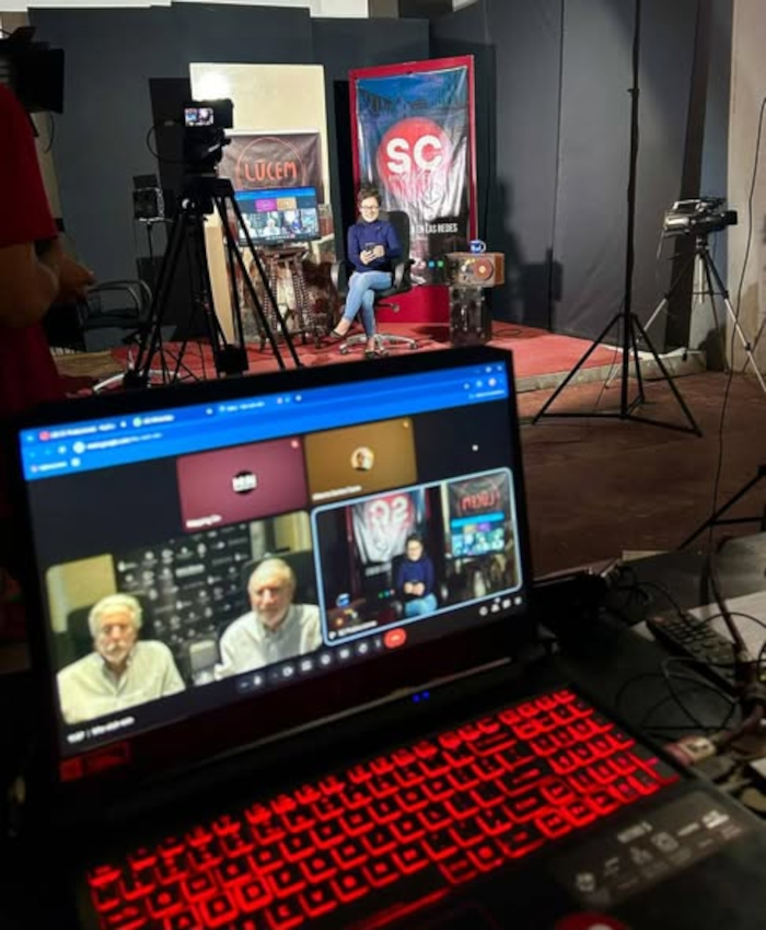 Agradecimiento a Benjamín Reyes y al equipo del Festival Docurock por tender este puente entre Tenerife y Camagüey; a Mi Camagüey Streaming y a la Dirección Provincial de Cultura por sostener, incluso en la precariedad, el pulso de la comunicación; y a todas las personas que hicieron posible este encuentro el 12 de noviembre.