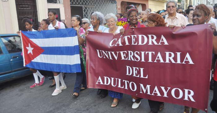 Cuidados y más en jornada dedicada al adulto mayor