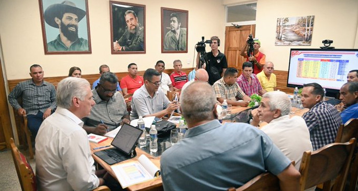 Presidente cubano en la termoeléctrica 10 de Octubre