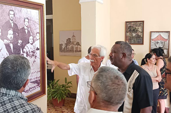 Develan fotografía ampliada de la fa