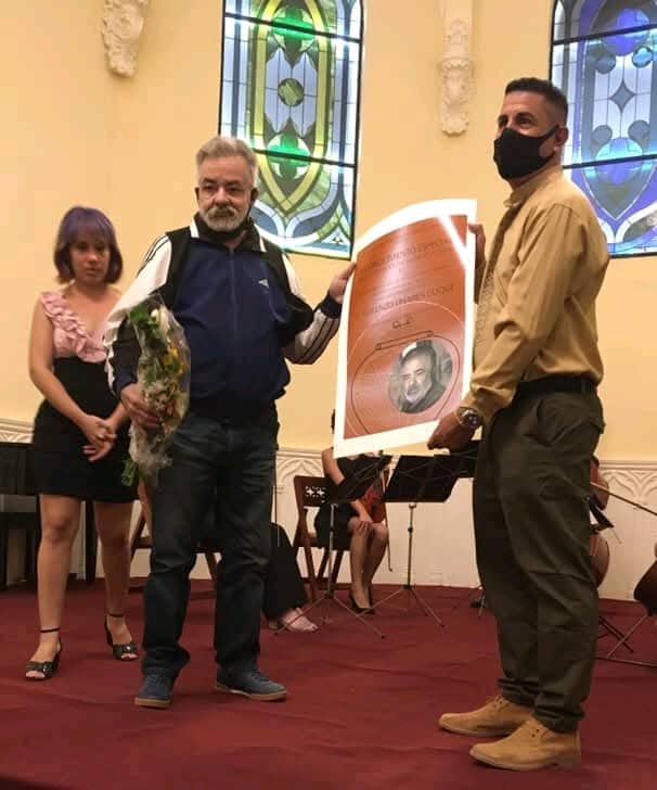 Eloy entrega reconocimiento al pintor Lorenzo Lnares durante la pandemia.