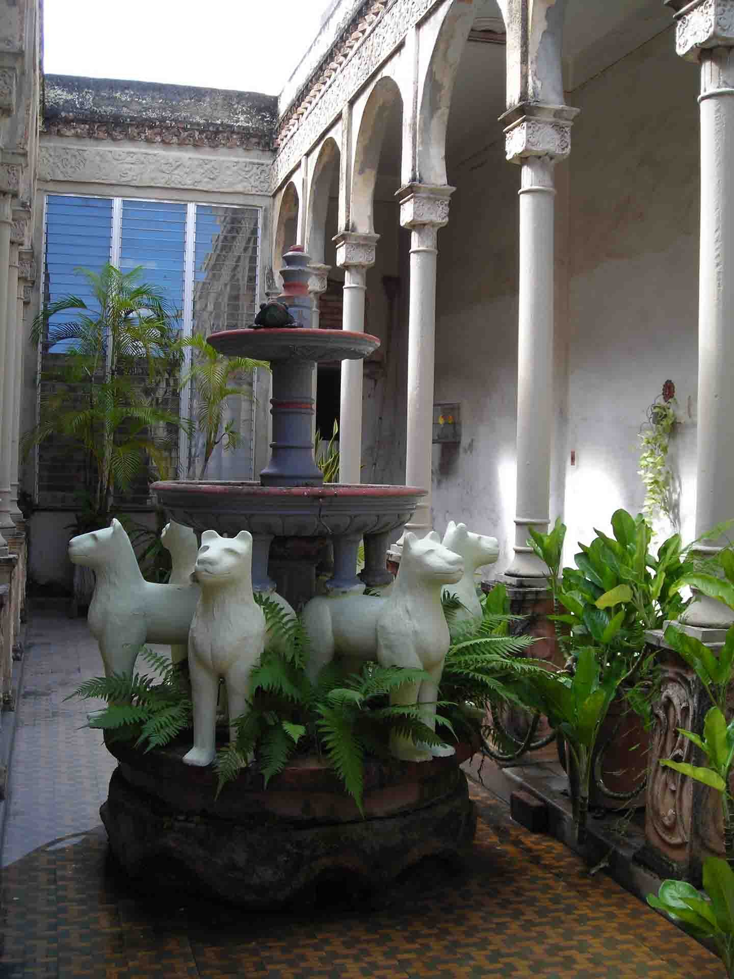 Patio de casa número 48 en la Avenida de la Libertad,  en Camagüey, con fuente que remite a la Alhambra de Granada