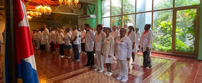 Reconocen trayectoria de profesionales de la salud en Camagüey