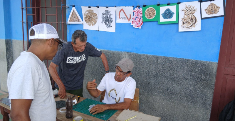 Una cuchara para imprimir: Isnel Plana lleva el grabado a casa