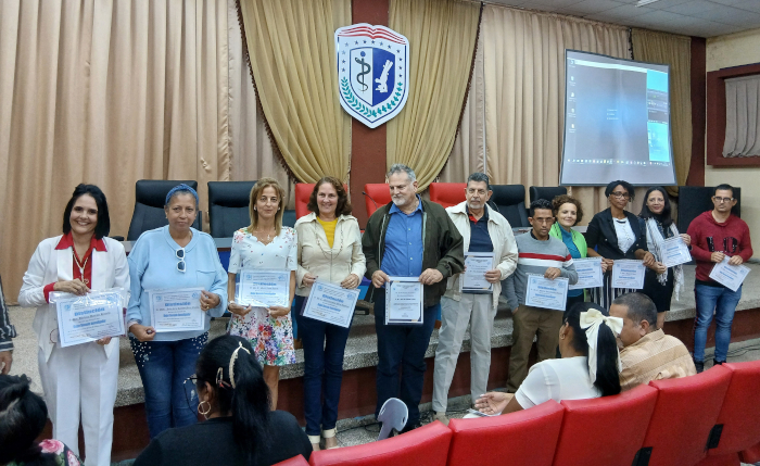 Recibieron El premio Raúl González de Cascorro a la exelencia educativa los doctores Dr. C José Luis cadenas Freixas y Dr. C Pablo Hernández Figaredo (al centro), y la Distinción Mejor Docente Investigador los demás colegas.