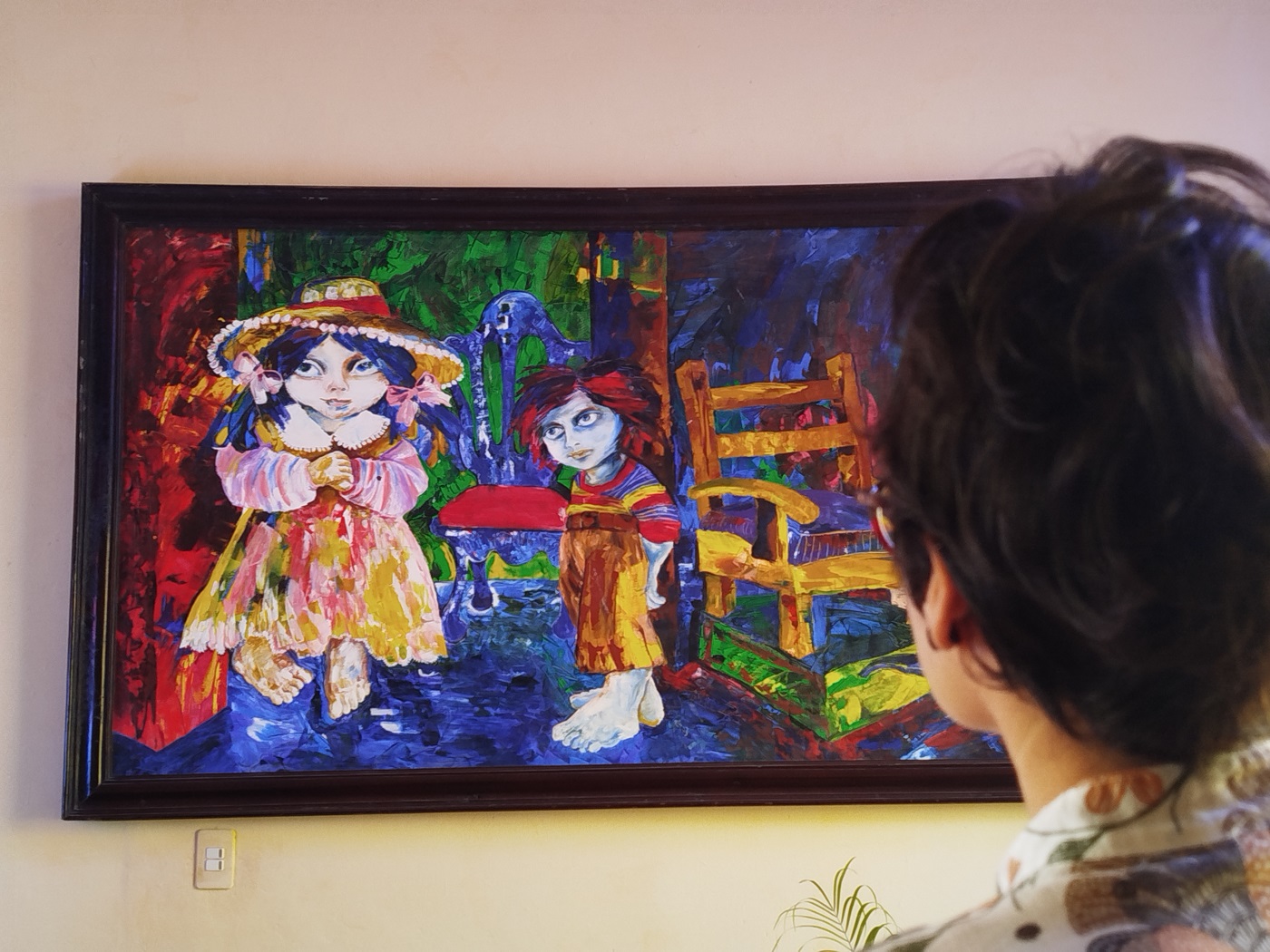 Pintura de Alejandrina Silvera Guerra que da la bienvenida en El Carmen, sede de la Oficina: arte que acompaña la labor cotidiana y recuerda que, entre planos y restauraciones, también late la poesía visual de la ciudad.