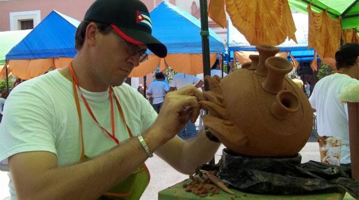 Celso Lázaro: la ciudad a media luz y el vaso siempre medio lleno