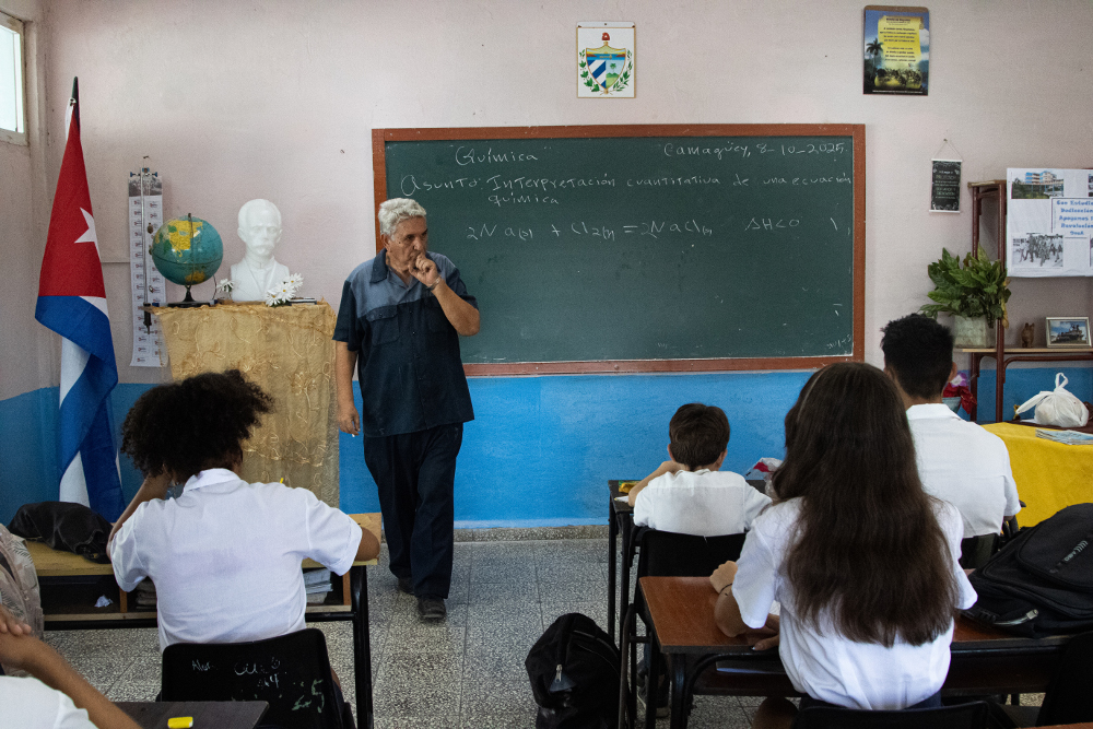 Julio no solo entrena a los concursantes de Química, también da clases en las dos aulas de noveno grado del IPVCE. Asegura que sentar las bases teóricas en los más jóvenes talentos es primordial para su formación.