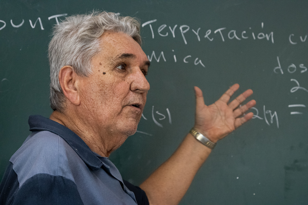 En las aulas y en el laboratorio del IPVCE está la vida de Julio, sus mejores años y sus más grandes enseñanzas.