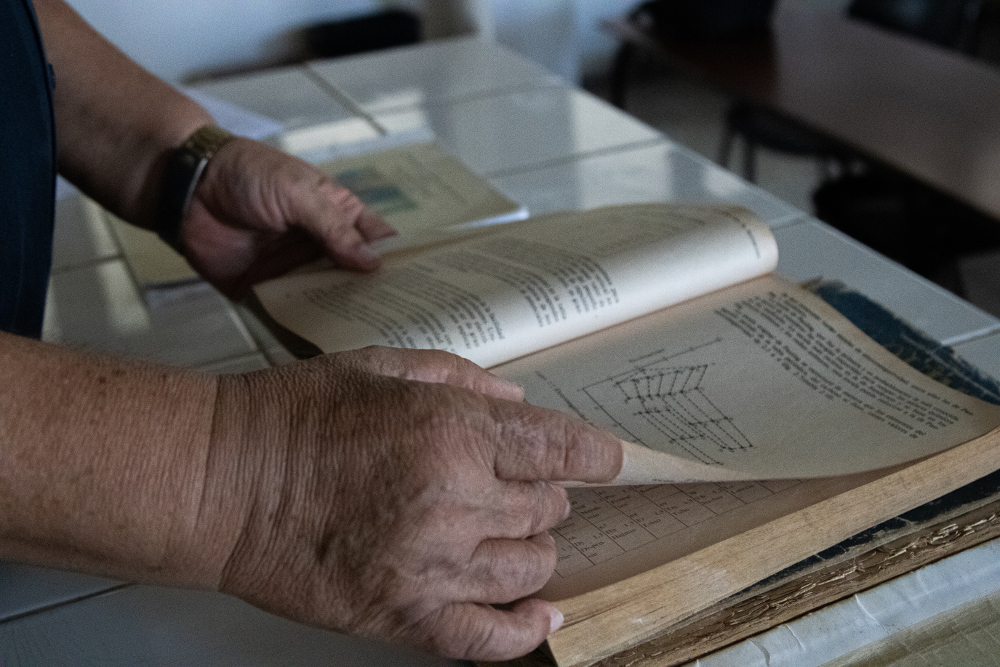 Julio hojea uno de los libros que sirve de bibliografía para los concursantes