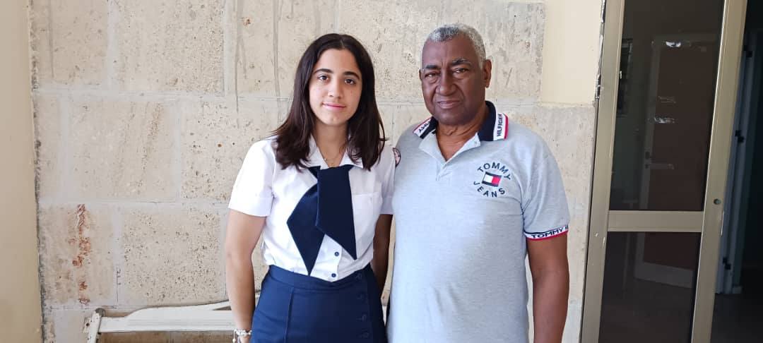 Heidy junto a Heriberto Donet Carillo, entrenador de Matemáticas que ha ganado prestigio en el país por sus resultados. 