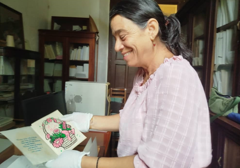 Annerys: Annerys Fernández Mendoza muestra la colección de postales y estampas familiares, fundada en 2006, forma parte de las búsquedas del museo por ampliar las nociones tradicionales de patrimonio. 