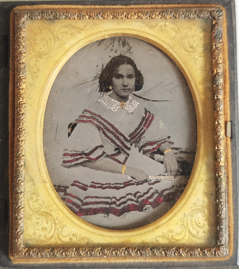 Daguerrotipo: Pieza de daguerrotipo conservada en las colecciones del Museo Provincial Ignacio Agramonte, ejemplo de lo que resguardan la memoria íntima y cotidiana de las familias camagüeyanas.